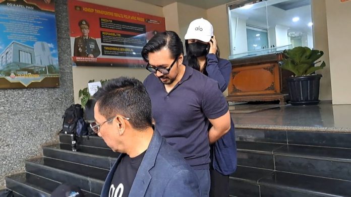 David Bayu (tengah) mendampingi putrinya Audrey Davis menjalani pemeriksaan di Polda Metro Jaya. (wartabanjar.com - Ist. Tribrata)