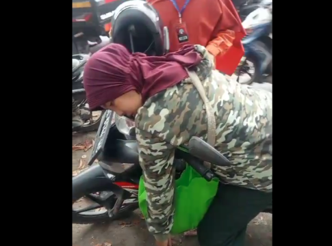 BREAKING NEWS: Geger, Emak-emak Mendadak Pingsan di Atas Motor di Perempatan Sungai Andai