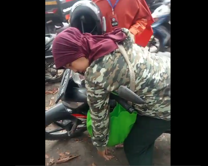 Emak-emak pingsan di perempatan Sungai Andai, Banjarmasin Utara, Kamis sore. (wartabanjar.com - Ist. Rekanan)