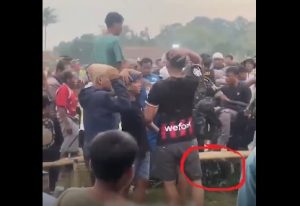 Anggota TNI terkapar pingsan setelah terkena lemparan batu saar berusaha mengendalikan kerusuhan sepak bola tarkam di Pekalongan. (wartabanjar.com - Ist. @beritasatu)