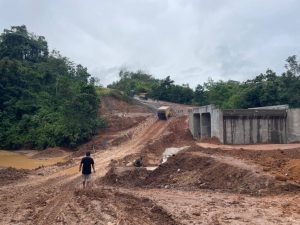 Pemasangan box culvert dari 37 sudah selesai 15 unit di ruas Jalan Lintas Banjarbaru-Batulicin yang dipasang Dinas PUPR Kalsel. (wartabanjar.com - Ist. MC Kalsel)