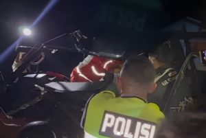 Proses evakuasi penumpang pikap yang terjepit dalam tabrakan dengan truk CPO di Sampit, Kotim, Kalteng, Kamis malam. (wartabanjar.com - Ist. @infoemergencysampit)