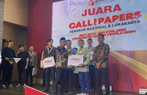 Penyerahan hadiah kepada pemenang lomba Call Papers Bawaslu Kalsel, Sabtu malam. (wartabanjar.com - Ist. Iqnatius Aprianus)