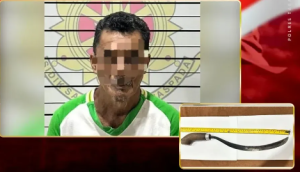 Tersangka TA (60) dan barang bukti parang yang diamankan Polres Tabalong. (wartabanjar.com - Ist. Humas Polres Tabalong)