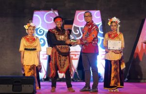 KIM Racah Mampulang Desa Balida, Kabupaten Balangan, mewakili Kalsel, meraih penghargaan di Festival KIM Nasional. (wartabanjar.com - Ist. MC Balangan)