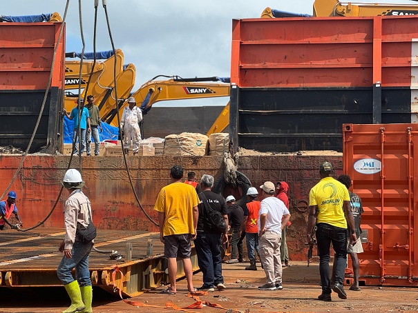 Haji Isam (kaus putih) memantau lagsung kedatangan excavator pesanan Haji Isam dari China untuk proyek cetak sawah 1 juta hektare di Merauke. (wartabanjar.com - Istimewa)