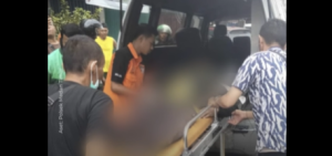 Jasad Darwin dievakuasi menggunakan ambulace. (wartabanjar.com - Ist. Instagram)