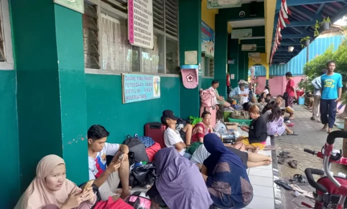 Korban kebakaran Manggarai mengungsi di salah satu sekolah. (via Inilah Kalsel)