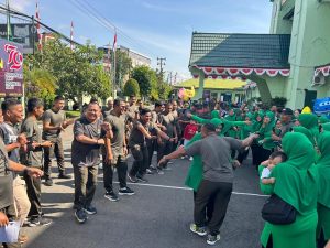 Prajurit dan keluarga besar Kodim 1007 Banjarmasin megadakan berbagai lomba memeriahkan HUT ke-79 RI, Selasa 13 Agustus 2024. (wartabanjar.com - Iqnatius Aprianus)