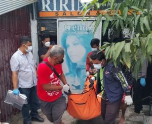 Proses evakuasi jasad AJ dari salon Ririn yang merangkap tempat tinggal korban. (wartabanjar.com - Ist. @infoemergencysampit)