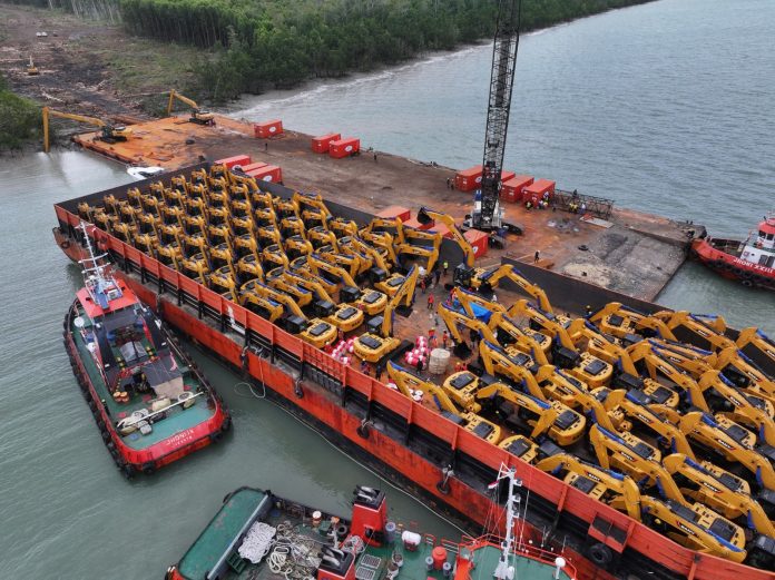 Ratusan excavator pesanan Haji Isam dari China tiba di Papua untuk proyek cetak sawah 1 juta hektare di Merauke. (wartabanjar.com - Istimewa)