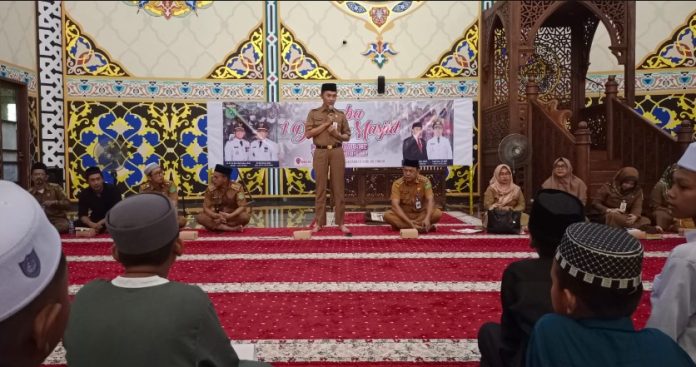 Sekda Kabupaten Tanah Bumbu, Ambo Sakka, membuka lomba SDSM di Kecamatan Batulicin. (wartabanjar.com - Ist. MC Tanbu)