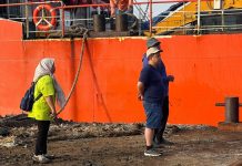 Pagi Ini Tongkang Jhoni 45 Sandar di Papua Bawa Excavator, Buldozer dan Bomag Pesanan Haji Isam