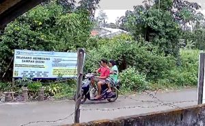 Rekaman CCTV yang diunggah di akun Satpol PP Tanah Laut saat warga membuang sampah di lokasi yang dilarang, Jalan Basuki Rahmat. (wartabanjar.com - Ist)