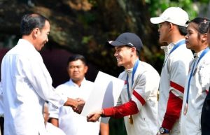 Presiden Joko Widodo menyerahkan bonus kepada atlet peraih medali di Olimpiade Paris 2024. (wartabanjar.com - Ist. @jokowi)