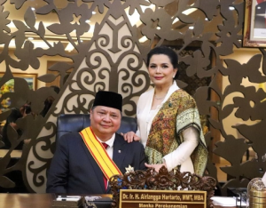 Airlangga Hartarto didampingi istri usai menerima Tanda Kehormatan Bintang Republik Indonesia Utama dari Jokowi. (wartabanjar.com - Ist. Dok. Pribadi)