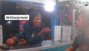 Diduga memaksa ingin ngutang pria mengancam pemilik kios ponsel menggunakan sajam di Pelambuan. (wartabanjar.com - Ist. @info_banjarmasin)