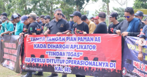Massa DOKB melakukan unjuk rasa di halaman Setdaprov Kalsel menuntut aplikator mematuhi SP 1. (wartabanjar.com - Ist. Humas Polres Banjarbaru)