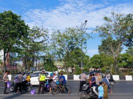 Jumat Berkah, Polsek Banjarmasin Timur Bagikan Nasi Bungkus kepada Warga