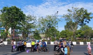 Personel Polsek Banjarmasin Timur membagikan nasi bungkus kepada warga yang melintas di depan Mapolsek, Jumat. (wartabanjar.com - Ist. Polsek Bjm Timur)