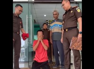 S (39) memanjatkan doa setelah dirinya dinyatakan bebas melalui restorative justice setelah korban memberi maaf. (wartabanjar.com - Ist. @memomedsos)