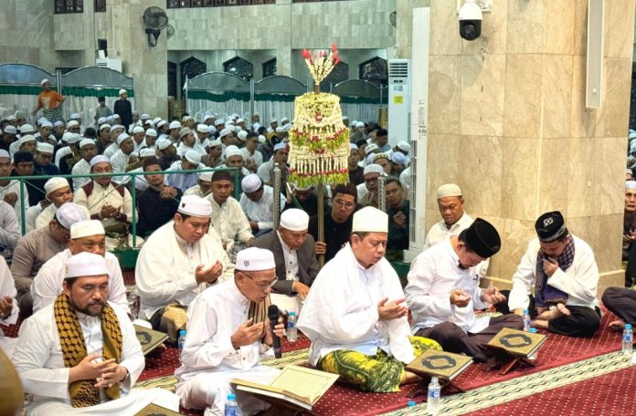 Shalat Hajat dan Batamat Quran dilaksanakan Pemprov Kalsel dalam rangka Harjad Kalsel dan HUT Kemerdekaan RI tahun 2024. (MC Kalsel)