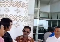 Charly Van Houten Tiba di Bandara Syamsudin Noor Jelang Konser Kemerdekaan Hj Erna Lisa Halaby