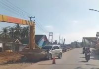 Portal Jembatan Paringin Ditabrak Mobil