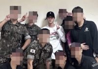 Beredar di Komunitas Online Foto Jin BTS Masih Jalin Silaturahmi dengan Juniornya di Wajib Militer