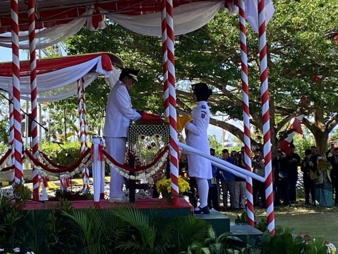 Noor Azkya Allima, putri Gubernur Sahbirin Noor, membawa baki bendera Merah Putih saat upacara HUT ke-79 RI, Sabtu 17 Agustus 2024. (wartabanjar.com - Ist. MC Kalsel)