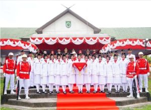 Paskibraka Kabupaten Balangan foto bersama Bupati H Abdul Hadi usai upacara. (wartabanjar.com - Ist. MC Balangan)
