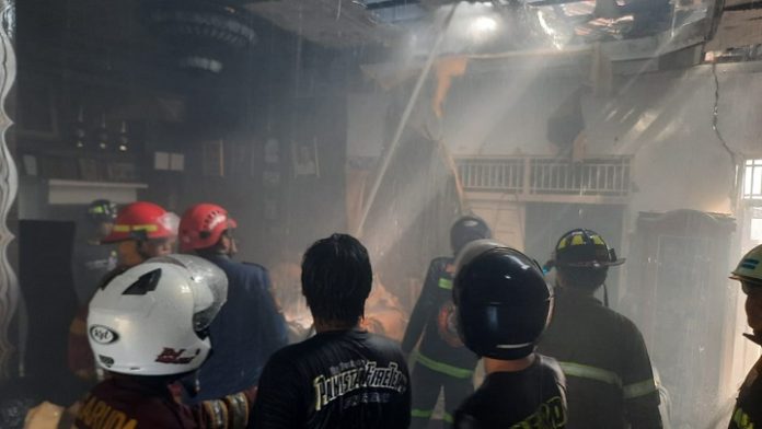 DPKP Kabupaten Banjar melakukan pemadaman di rumah Angel Chrisdyanti di Komplek Asdi Karya Km 7 Kertak Hanyar. (wartabanjar.com - Ist. DPKP Banjar_