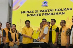 Ridwan Hisjam menyerahkan berkas pendaftaran kepada panitia penyelenggara Rapimnas dan Munas Golkar. (wartabanjar.com - Ist. Kabar Golkar)