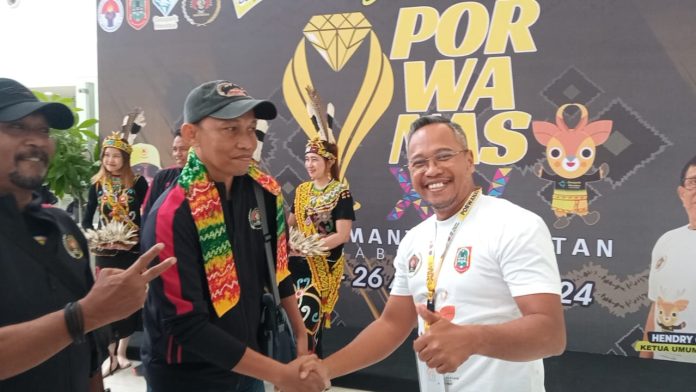 _Sekretaris PWI Kalsel, Toto Fachruddin menyambut kedatang kontingen dari Jawa Timur. (wartabanjar.com - Ist. MC Porwanas)