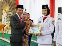 Paskibraka Tanbu Sukses Jalankan Tugas, Bupati Zairullah Beri Piagam Penghargaan