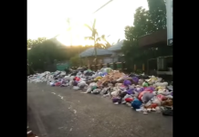 Duh! Tumpukan Sampah di Jalan Cemara Raya Kayu Tangi Meluber Separo Badan Jalan