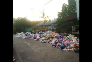 Tumpukan sampah di Jalan Cemara, Kayutangi, meluber hingga separo badan jalan. (wartabanjar.com - Kiriman warga)