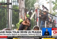 Pagar Gedung DPR RI Jebol di Unjuk Rasa Tolak Revisi RUU Pilkada