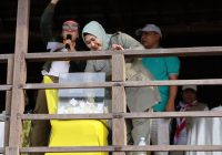 10 Hadiah Umrah Dibagikan Acil Odah Bagi Peserta Kirab Merah Putih