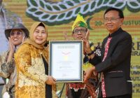 SUKSES! Pemecahan Rekor MURI Pembentangan Kain Sasirangan Sepanjang 5,7 Km