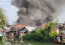 BREAKING NEWS: Api Berkobar di Kurau Dekat Jembatan Petir, Permukiman Padat