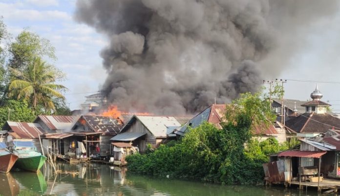 Kebakaran di Kurau dekat Jembatan Petir, Rabu 21 Agustus 2024 pagi. (wartabanjar.com - Ist. Kiriman warga)