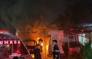 Mobil dalam garasi di Jalan Saka Permai samping Posko PMK Sumasa terbakar. (wartabanjar.com - Ist. Rekanan)