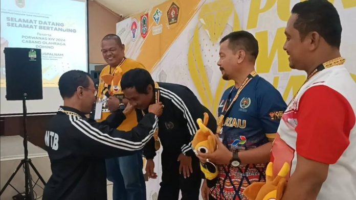 Atlet NTB meraih medali emas di cabang domino perorangan Porwanas XIV 2024 di Banjarmasin. (wartabanjar.com - Ist. MC)