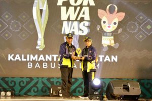 Gubernur H Sahbirin Noor menerima anugerah Kepala Daerah Peduli Olahraga dari PWI Pusat, Kamis 22 Agustus 2024. (wartabanjar.com - Ist. MC Kalsel)