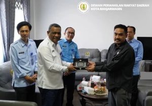 Ketua DPRD Kota Banjarmasin, H Harry Wijaya SH MH (kanan) menerima audensi jajaran LPP RRI. (wartabanjar.com - Ist. Setwan)