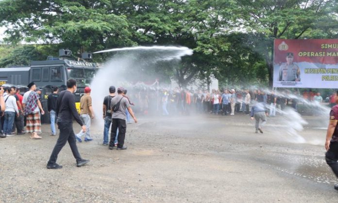 Simulasi Sispamkota Polres HST menurunkan water canon untuk memukul mundur pendemo, Kamis 22 Agustus 2024. (wartabanjar.com - Ist. Humas)