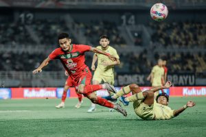 Pemain Persebaya Surabaya (merah) berebut bola dengan penggawa Barito Putera (kuning). (wartabanjar.com - Ist. Liga Indonesia Baru)