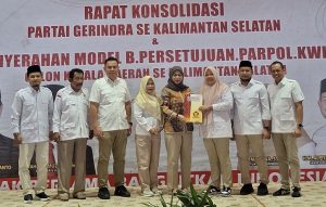 Hj Lisa Halaby menerima SK B1KWK dari Ketua DPD Partai Kalimantan Selatan, Hj Mariana Abidin, Senin 26 Agustus 2024. (wartabanjar.com - Nurul Octaviani)