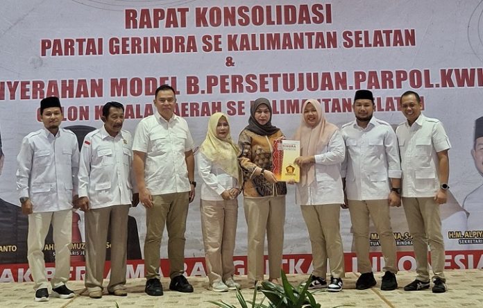 Hj Lisa Halaby menerima SK B1KWK dari Ketua DPD Partai Kalimantan Selatan, Hj Mariana Abidin, Senin 26 Agustus 2024. (wartabanjar.com - Nurul Octaviani)